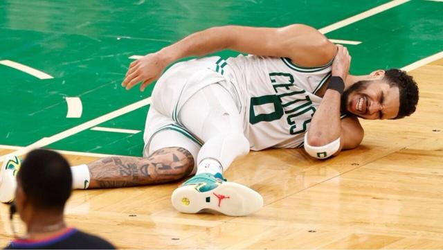 包含塔图姆在独行侠比赛中逆转，赛事规则更新引发热议！的词条