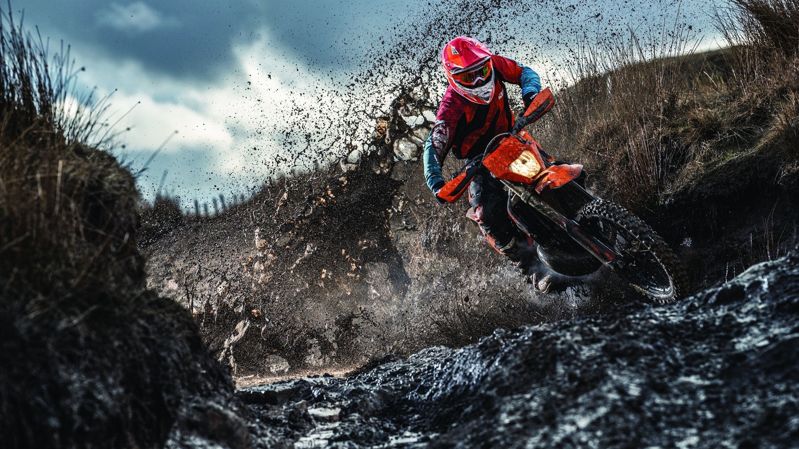 西班牙队带队取胜！莱万多夫斯基重要时刻出色防守，观众掌声雷动的夜晚