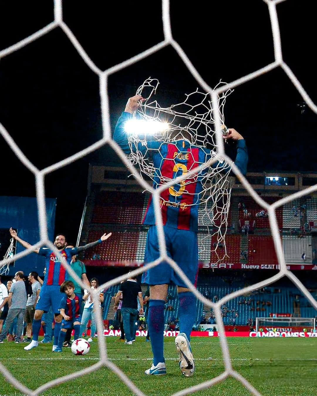 包含世界杯预选赛季后赛激情夜！C罗里突外投，广州队爆冷巴塞罗那的词条